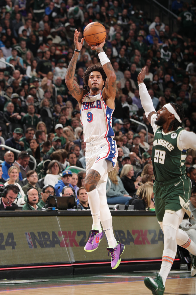  霍勒迪关键抢断制胜，雄鹿险胜76人登顶  