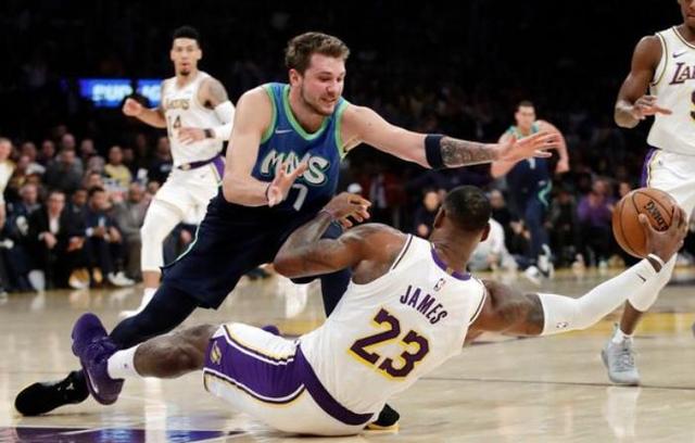  丁威迪替补发威独行侠险胜湖人止住颓势